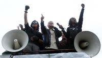 Selain Dasco dan Rachmat, anggota DPR dari Fraksi Gerindra, Moreno Soeprapto, juga menemui massa Ojol. Dasco dan Rachmat kemudian ikut berorasi.