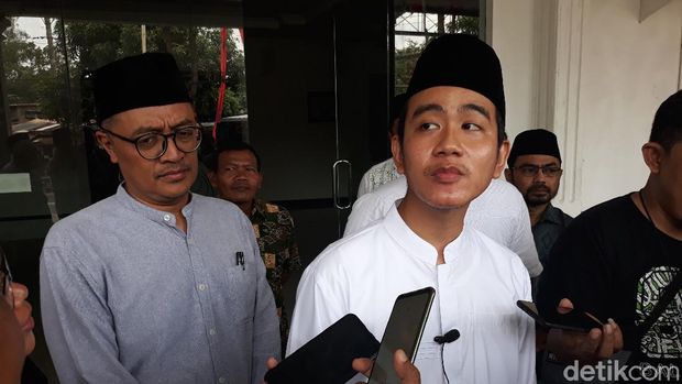 Gibran Mampir Kantor DPC PDIP Solo Usai Jumatan, Ngapain Ya?