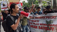 Para pendemo tersebut tampak membawa poster dan spanduk yang meminta KPK segera memeriksa Direktur Utama (Dirut) Badan Aksesibilitas Telekomunikasi dan Informasi, Anang Achmad Latif.