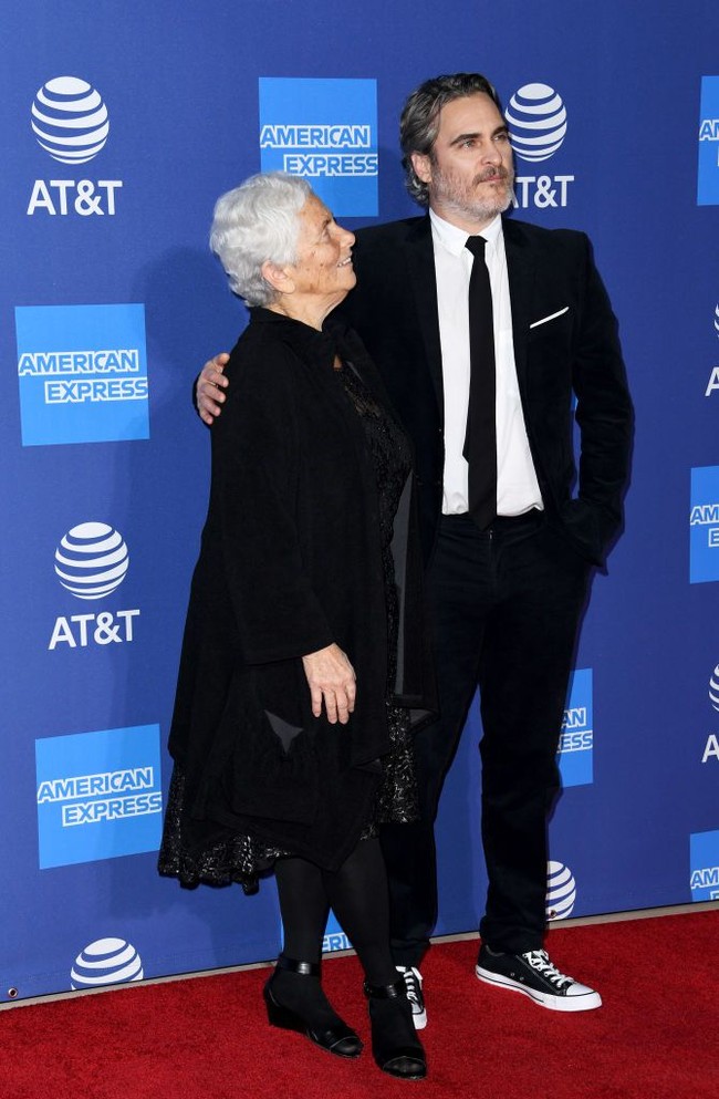 Tatapan bangga sang ibu, Arlyn Phoenix, kepada anaknya sang maestro akting, Joaquin Phoenix. Bahasa tubuh terkadang bisa berbicara lebih banyak ketimbang ucapan. Foto: Jon Kopaloff/Getty Images