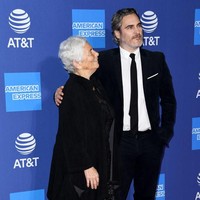 Tatapan bangga sang ibu, Arlyn Phoenix, kepada anaknya sang maestro akting, Joaquin Phoenix. Bahasa tubuh terkadang bisa berbicara lebih banyak ketimbang ucapan. Foto: Jon Kopaloff/Getty Images