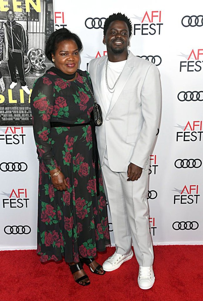 Bintang Get Out Daniel Kaluuya mengajak sang ibu, Damalie Namusoke ke premier Queen & Slim. Senyum bahagia mengembang di wajah Daniel saat membawa serta orang tersayangnya. Foto: Frazer Harrison/Getty Images