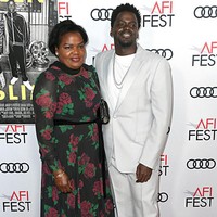 Bintang Get Out Daniel Kaluuya mengajak sang ibu, Damalie Namusoke ke premier Queen & Slim. Senyum bahagia mengembang di wajah Daniel saat membawa serta orang tersayangnya. Foto: Frazer Harrison/Getty Images