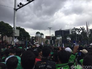 Wacana Sepeda Motor Dibatasi Berujung Aksi Ojol Geruduk DPR
