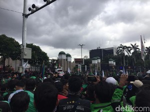 Wacana Sepeda Motor Dibatasi Berujung Aksi Ojol Geruduk DPR