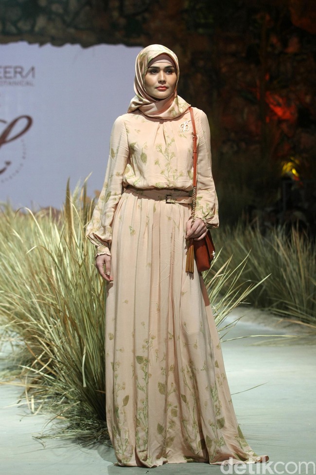 Mereka datang ke rumah waktu itu bilang Teh saya punya satu desain nih pakai ecoprinting itu kejadiannya awal bulan Maret 2019. Oh iya coba lihat aku bilang, dan akhirnya dia kasih tuh samplenya, wah keren banget. Akhirnya aku nanya ini gimana nih prosesnya, imbuhnya. Foto: Mohammad Abduh/Wolipop