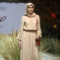 Mereka datang ke rumah waktu itu bilang Teh saya punya satu desain nih pakai ecoprinting itu kejadiannya awal bulan Maret 2019. Oh iya coba lihat aku bilang, dan akhirnya dia kasih tuh samplenya, wah keren banget. Akhirnya aku nanya ini gimana nih prosesnya, imbuhnya. Foto: Mohammad Abduh/Wolipop