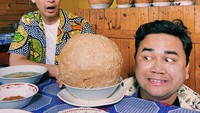 Mengisi acara bersama Dimas Beck membuat Ncess Nabati akrab dengan mantan personil BBB ini. Lihat saja aksi kocaknya saat siap makan bakso raksasa. Foto: instagram @ncess_nabati