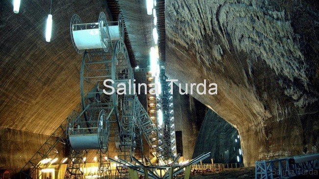Taman hiburan Salina Turda ini menyediakan berbagai macam wahana permainan, salah satunya adalah bianglala bernama Big Wheel. Bianglala yang sangat besar ini memungkinkanmu untuk melihat seluruh keindahan taman hiburan bawah tanah ini dari ketinggian 20 meter. Selain bianglala, ada juga lapangan golf mini, amfiteater, danau buatan yang dilengkapi dengan perahu yang dapat membawa para pengunjung untuk berkeliling. Foto: Dok. Salina Turda