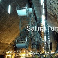 Taman hiburan Salina Turda ini menyediakan berbagai macam wahana permainan, salah satunya adalah bianglala bernama Big Wheel. Bianglala yang sangat besar ini memungkinkanmu untuk melihat seluruh keindahan taman hiburan bawah tanah ini dari ketinggian 20 meter. Selain bianglala, ada juga lapangan golf mini, amfiteater, danau buatan yang dilengkapi dengan perahu yang dapat membawa para pengunjung untuk berkeliling. Foto: Dok. Salina Turda