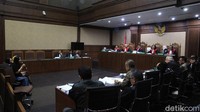 Ketiganya memberi keterangan seputar pembelian rumah Iis Sugianto di kawasan Pondok Indah, Jakarta Selatan.