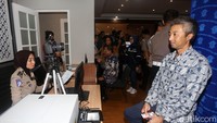Petugas juga akan mengambil foto para pemohon SIM internasional. 