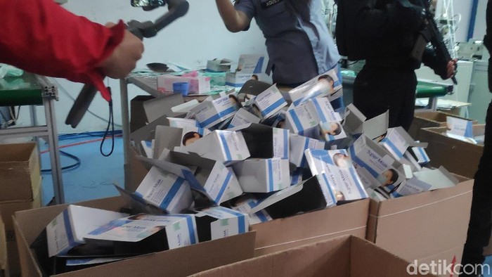 Penggerebekan Pabrik Masker Ilegal di Jakut