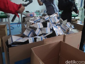 Polda Metro Gerebek Pabrik Masker Ilegal di Jakut, 10 Pekerja Diamankan