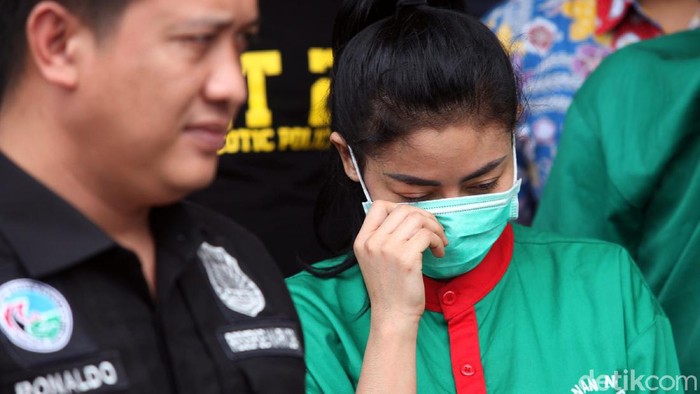 Artis Vitalia Sesha meminta maaf kepada keluarga dan masyarakat. Ia minta maaf karena mengonsumsi narkoba dan janji tak akan mengulangi perbuatannya tersebut.