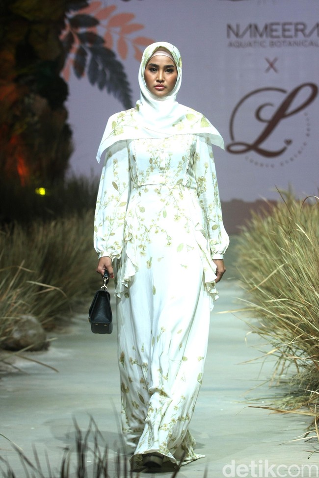 Dari situ, Bella mulai memproduksi hijab yang tak menggunakan bahan-bahan kimia. Pada koleksi Murni series yang terdiri dari warna-warna pastel ini pun, Bella mengaku menggunakan pewarna alami. Foto: Mohammad Abduh/Wolipop