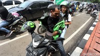 Guna menghindari sweeping massa aksi unjuk rasa tersebut, sejumlah pengemudi ojek online bergegas mengganti jaket mereka.