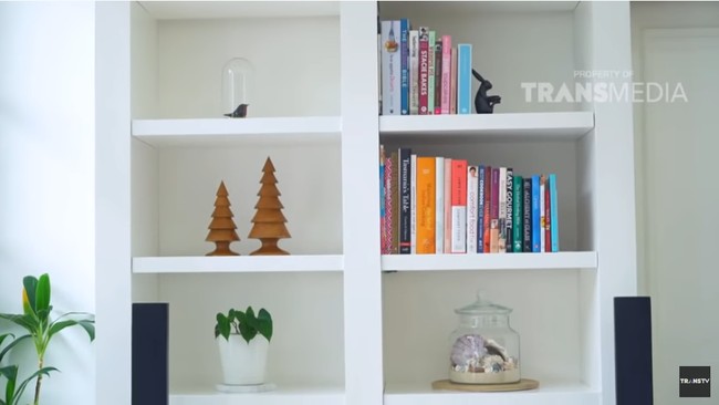 Salah satu elemen penting di rumah Rianti Cartwright dan Cas adalah lemari buku. Keduanya mengaku sama-sama suka membaca jadi perlu memiliki lemari atau rak buku yang besar. Foto: Screenshot YouTube/ The Project Trans TV