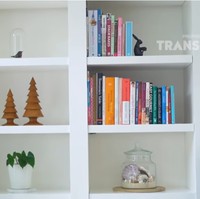 Salah satu elemen penting di rumah Rianti Cartwright dan Cas adalah lemari buku. Keduanya mengaku sama-sama suka membaca jadi perlu memiliki lemari atau rak buku yang besar. Foto: Screenshot YouTube/ The Project Trans TV