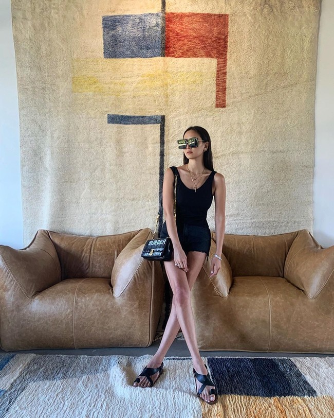 Bagaimana dengan tubuh? Aimee Sun Yunyun tentu menerapkan gaya hidup sehat dengan mengonsumsi sering dada ayam rebus dan pak choi juga salad. Ia pun mengonsumsi jus apel setiap hari dan olahraga dua kali seminggu. Foto: Instagram @aimeeyunyunsun