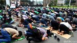 Massa Pengemudi Ojol Salat Jumat di Depan Gedung DPR