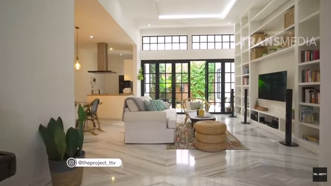 Cas mengatakan kalau desain interior rumah didominasi warna putih dan palet netral. Karena space kecil supaya terlihat lebih luas, jelasnya. Foto: Screenshot YouTube/ The Project Trans TV
