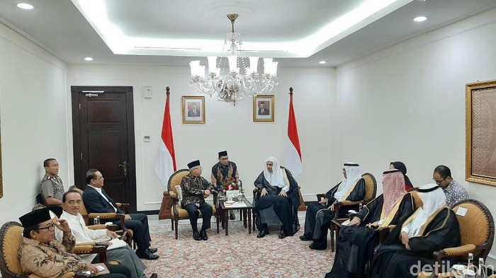 Sheikh Mohammed bin Abdulkarim Al-Issa mengunjungi Wakil Presiden Maruf Amin (Lisye Sri Rahayu/detikcom)
