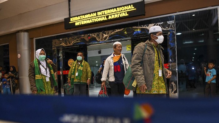 Sejumlah calon jamaah umrah yang batal berangkat ke Jeddah lewat Singapura tiba di Bandara International Sultan Mahmud Badaruddin (SMB) II Palembang, Sumatera Selatan, Jumat (28/2/2020). Sebanyak 112 orang calon jamaah umrah dari Sumatera Selatan melalui bandara Changi, Singapura dipulangkan kembali ke tanah air akibat adanya penangguhan visa umrah dan wisata yang dikeluarkan Kerajaan Arab Saudi terkait penyebaran virus corona.  ANTARA FOTO/Nova Wahyudi/nz