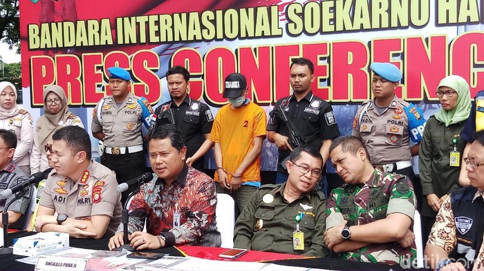 RAF pelaku penyebaran hoax virus corona masuk Soetta berbaju tahanan oranye (Farih Maulana Sidik/detikcom)