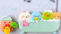 Ada yang tak kalah lucu yaitu ketika macaron lucu ini dibentuk dengan karakter boneka yang sedang berendam di dalam bathtub. Detail-detail yang ada dibuat membuat tampilannya seperti nyata. Foto: Instagram @sugardevotion