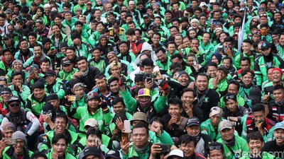 Foto: Ojol Hijaukan Gedung DPR