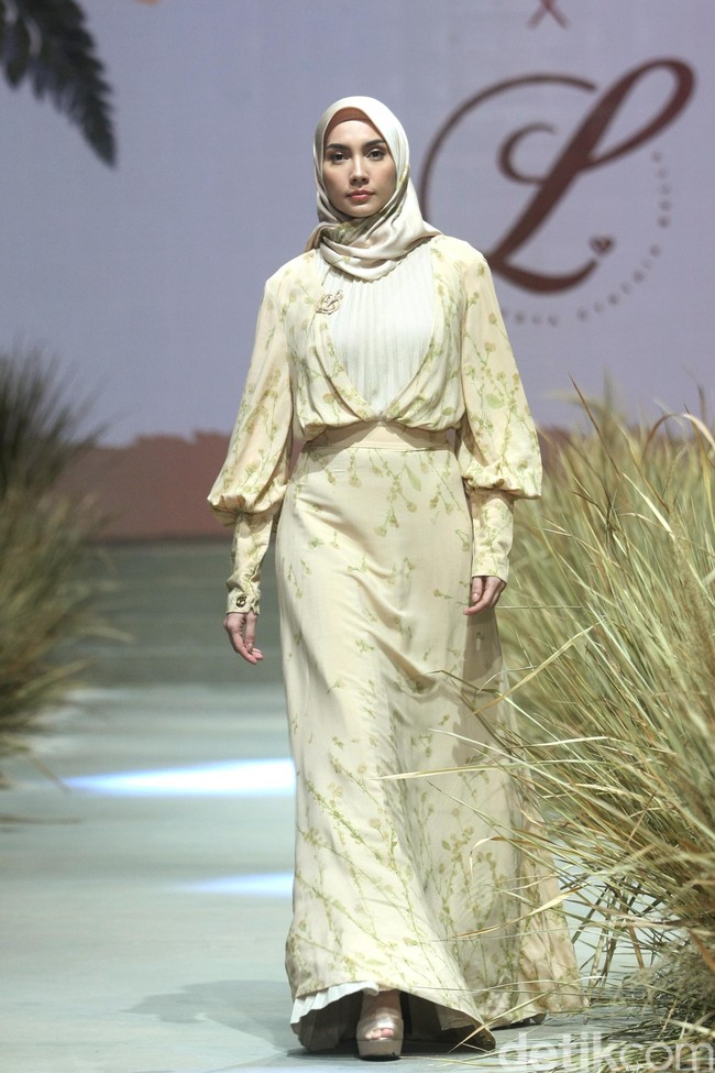 Awalnya produksi L ini dengan kertas, dengan kimia dengan mesin. Cuma semakin lama limbah di negara kita Indonesia semakin meningkat, sampah-sampah dan limbah. Ada satu momen aku ketemu sama dua orang mahasiswi dari Bandung, dari merekalah aku dapat inspirasi Murni ini, cerita Bella saat talkshow Murni series L by LCB di acara Fashion Rhapsody, Jakarta Selatan, Kamis (27/2/2020) Foto: Mohammad Abduh/Wolipop