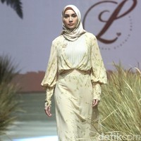 Awalnya produksi L ini dengan kertas, dengan kimia dengan mesin. Cuma semakin lama limbah di negara kita Indonesia semakin meningkat, sampah-sampah dan limbah. Ada satu momen aku ketemu sama dua orang mahasiswi dari Bandung, dari merekalah aku dapat inspirasi Murni ini, cerita Bella saat talkshow Murni series L by LCB di acara Fashion Rhapsody, Jakarta Selatan, Kamis (27/2/2020) Foto: Mohammad Abduh/Wolipop