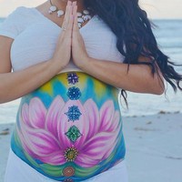 Tak jarang lukisan diserasikan dengan busana ibu hamil yang menjadi kliennya. Foto: Instagram/@heatherslivingart