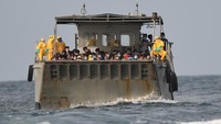 Dua kapal Landing Craft Utility (LCU) dikerahkan untuk proses pemindahan para WNI ABK World Dream. ANTARA FOTO/Akbar Nugroho Gumay.