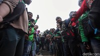 Massa Ojol memberikan jalan kepada dua Wakil Ketua DPR RI, Sufmi Dasco Ahmad dan Rachmat Gobel untuk menuju ke atas mobil komando.