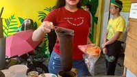 Mengenakan kaos merah, Vitalia mencoba beraksi sebagai pembuat kopi. Di tangannya sudah siap saringan khas untuk menyeduh kopi. Ada yang mau dibuatkan kopi? Foto: instagram @vitaliashesyareal