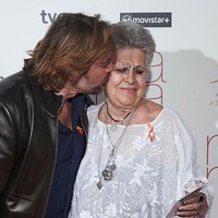 Javier Bardem boleh memerankan karakter pembunuh sadis dalam film No Country for Old Men. Tapi di dunia nyata dia adalah pria penyayang yang sangat mencintai ibunya, Pilar Bardem. Kecupan mesra ini buktinya. Foto: Carlos Alvarez/Getty Images