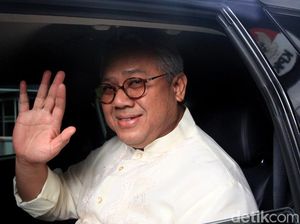 Lambaian Tangan Ketua KPU Usai Diperiksa KPK Soal Suap PAW DPR