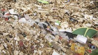 Kali yang dipenuhi tumpukan sampah streofoam dan sampah plastik mengakibatkan aliran air kali tersumbat dan menjadi salah satu penyebab terjadinya banjir di daerah tersebut.