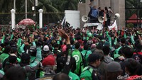 Setibanya di lokasi, mereka naik ke atas mobil komando.