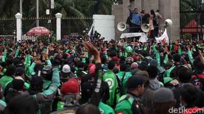 Potret Pimpinan DPR Temui Massa Ojol yang Geruduk Gedung Parlemen