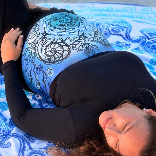 Terkadang Heather juga melukis gambar sesuai latar belakang objek foto. Foto: Instagram/@heatherslivingart