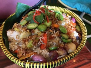 Ngeunah Pisan! Kulineran Sunda Makan Nasi Liwet dan Gurame Pesmol Sedap