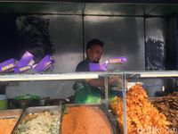 Ayam Penyet Favorit Orang Medan Ini Pakai Sambal Cacadut hingga Palak