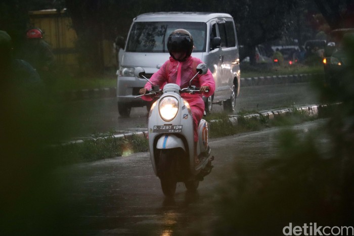 Musim hujan merata di seluruh Indonesia. Pemotor pun harus selalu sedia mantel. Seperti para pemotor di Bandung ini.