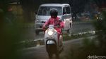 Ngeeng... Aksi Pemotor Terobos Hujan