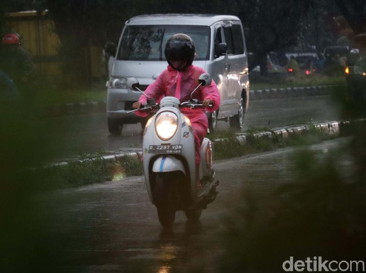 Ngeeng... Aksi Pemotor Terobos Hujan