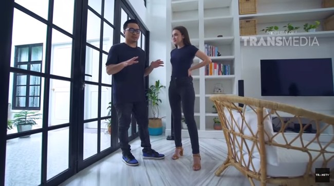 Lantai rumah Rianti Cartwright dan Cas menggunakan marmer volakas yang didatangkan langsung dari Yunani. Kami berdua setuju satu tempat nyaman yang paling penting adalah lantainya, katanya. Foto: Screenshot YouTube/ The Project Trans TV