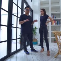 Lantai rumah Rianti Cartwright dan Cas menggunakan marmer volakas yang didatangkan langsung dari Yunani. Kami berdua setuju satu tempat nyaman yang paling penting adalah lantainya, katanya. Foto: Screenshot YouTube/ The Project Trans TV